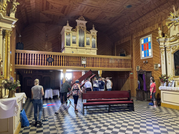 Wyprowadzka z kościoła przed remontem