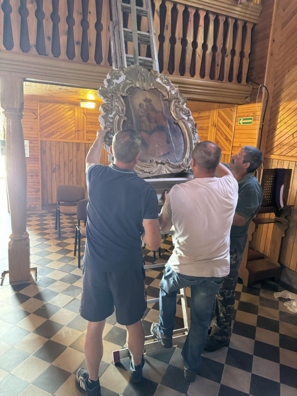 Wyprowadzka z kościoła przed remontem