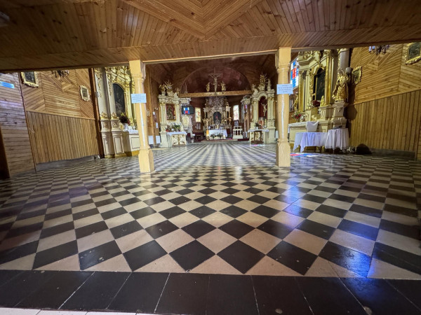 Wyprowadzka z kościoła przed remontem