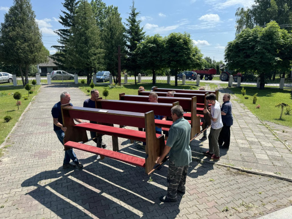 Wyprowadzka z kościoła przed remontem