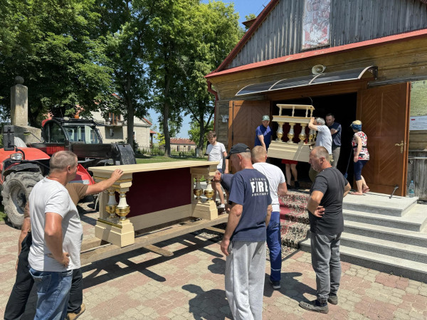 Wyprowadzka z kościoła przed remontem