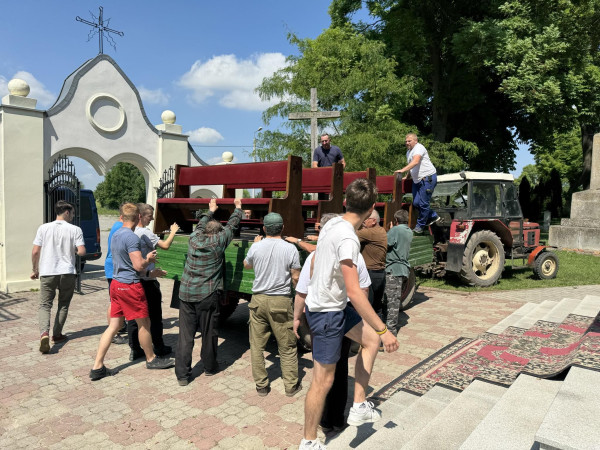 Wyprowadzka z kościoła przed remontem