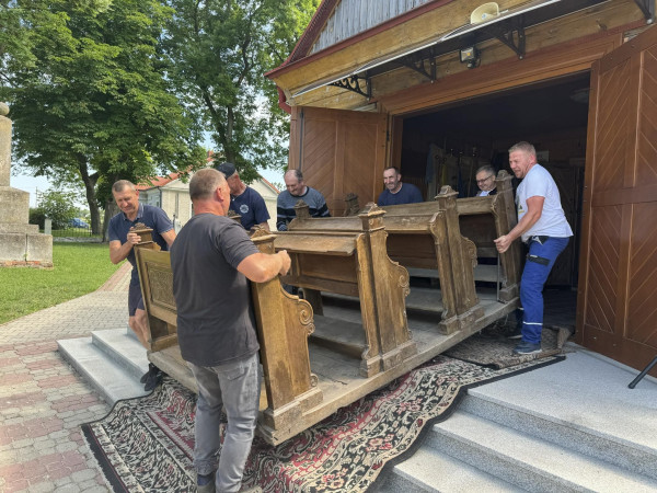 Wyprowadzka z kościoła przed remontem