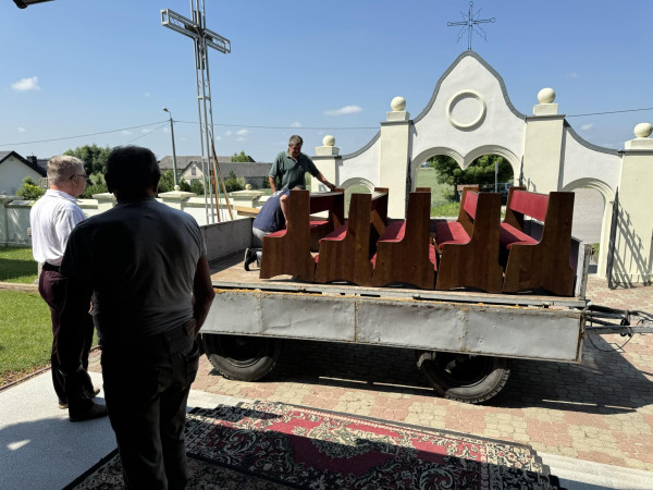 Wyprowadzka z kościoła przed remontem