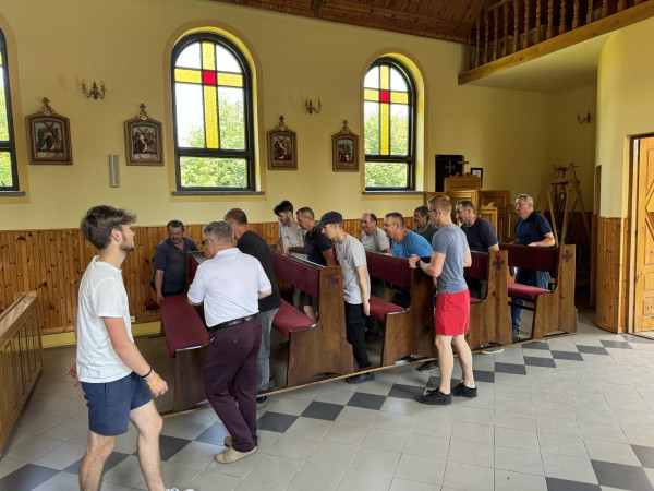 Wyprowadzka z kościoła przed remontem