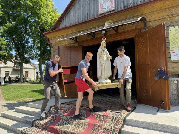 Wyprowadzka z kościoła przed remontem