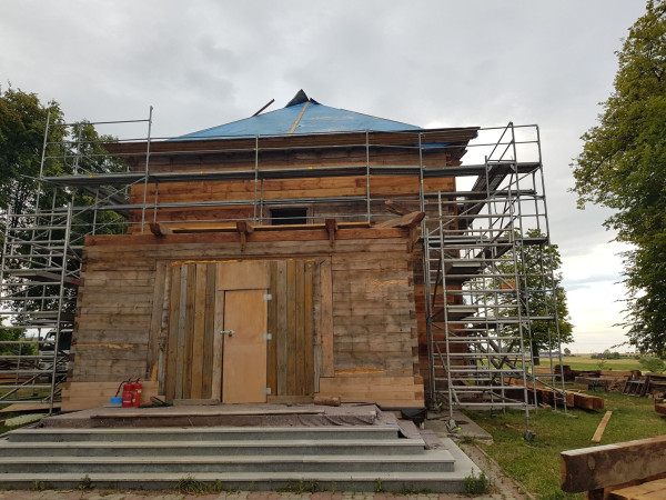 przedsionek i nowe zwieńczenie dachu