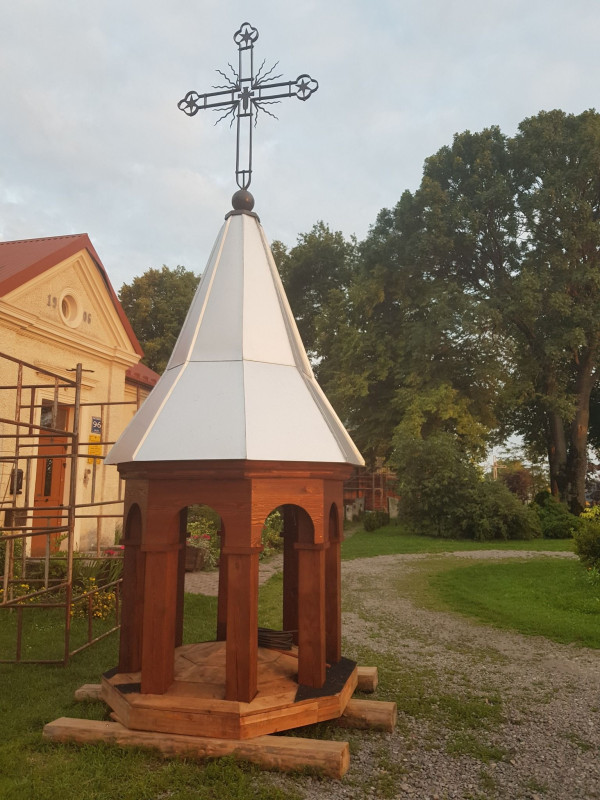 MONTAŻ WIEŻY NA KOŚCIELE