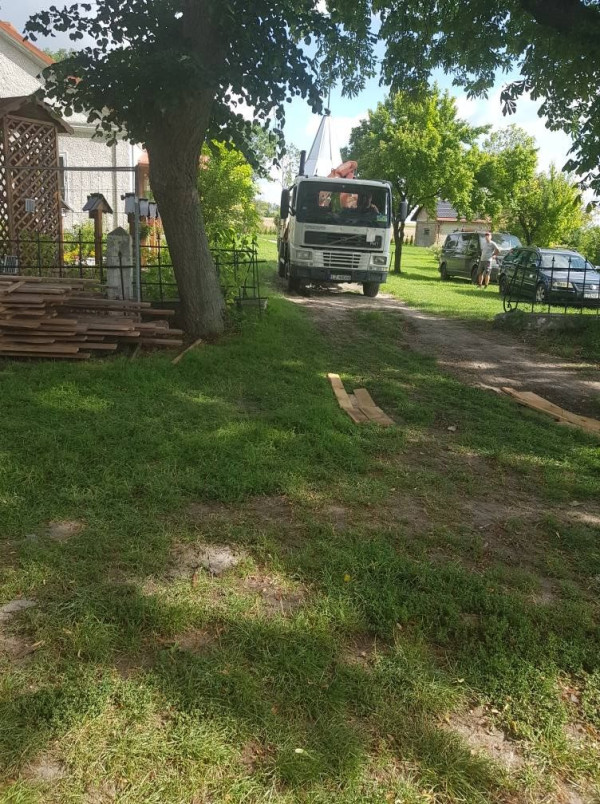 MONTAŻ WIEŻY NA KOŚCIELE