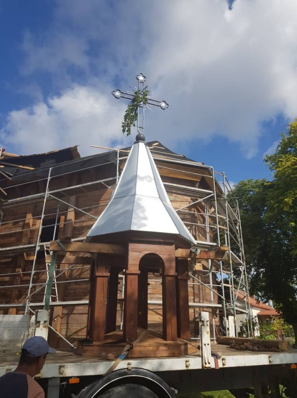 MONTAŻ WIEŻY NA KOŚCIELE