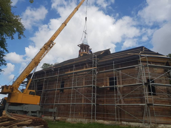 MONTAŻ WIEŻY NA KOŚCIELE